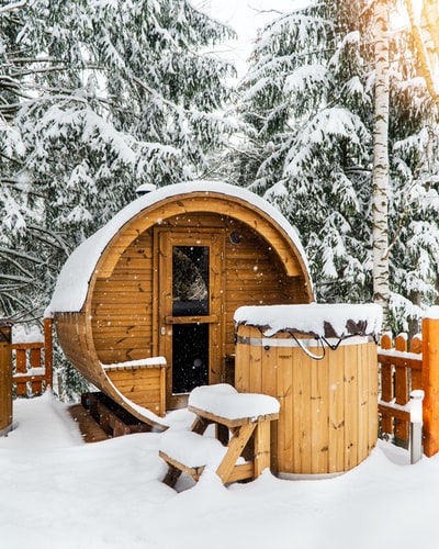 覆盖着雪的棕色木屋